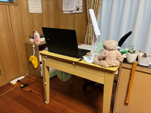 夫婦で使い方に合わせて物の置き場所を決めた仕事用デスク