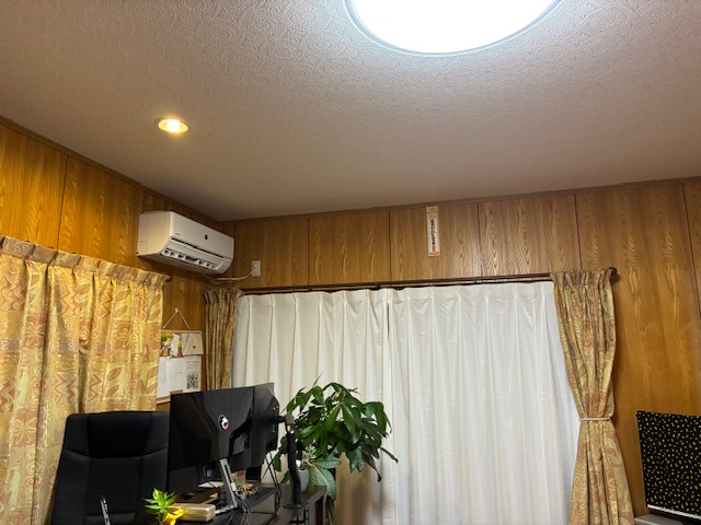 仕事部屋兼寝室の天井照明とダウンライトの位置