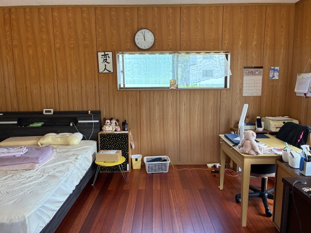 仕事部屋兼寝室を模様替えした後のベッドとデスクの配置