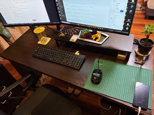 キーボードとマウスの周囲を空けた仕事部屋のデスク